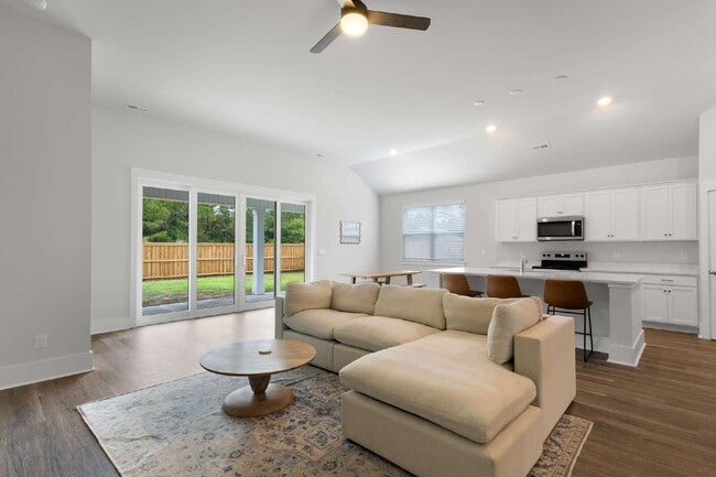 Building Photo - Spacious 4 Bedroom Home in Blake Farm