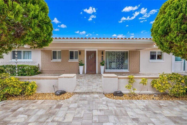 Building Photo - 1960 Coral Reef Dr