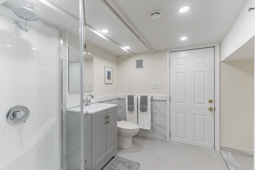 Full Bath 1 - 807 E Passyunk Ave