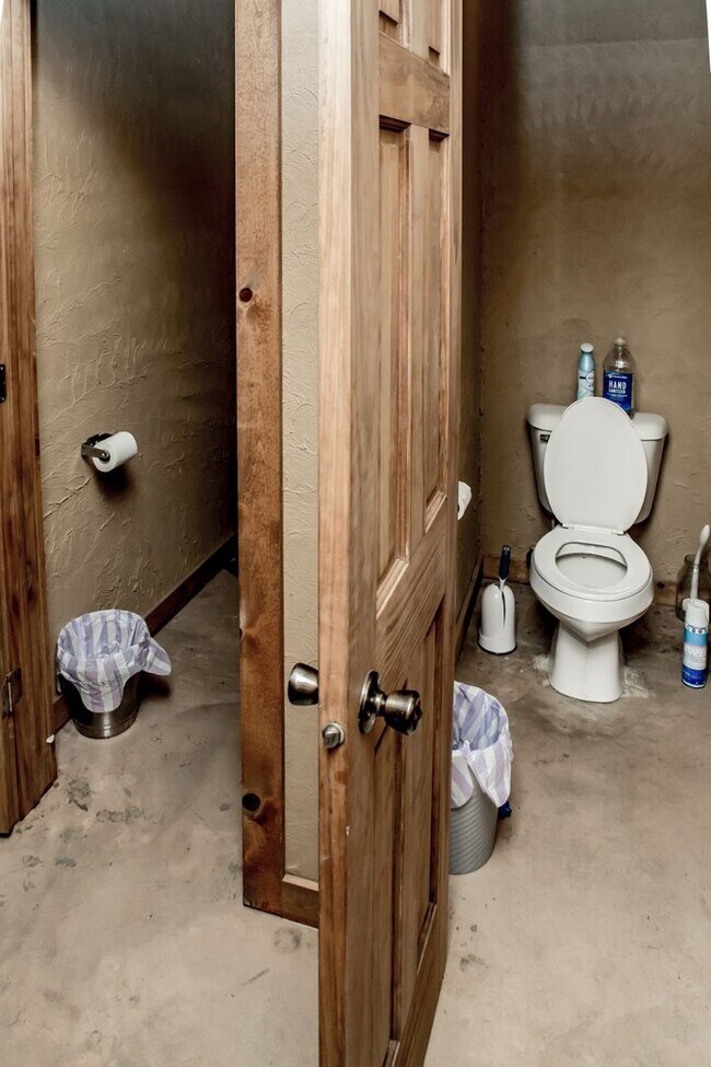 Building Photo - 4 Bedroom Hunting Lodge in Climax Springs