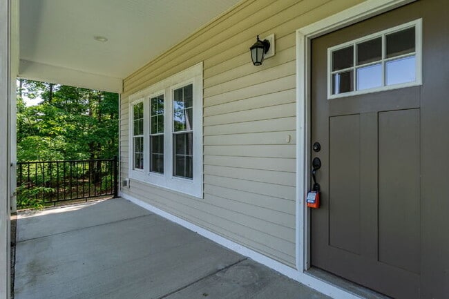 Building Photo - Beautiful Rental in The Highlands – Spacio...