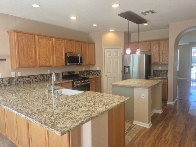 Building Photo - Beautiful 4 Bedroom 2.5 Bath with loft