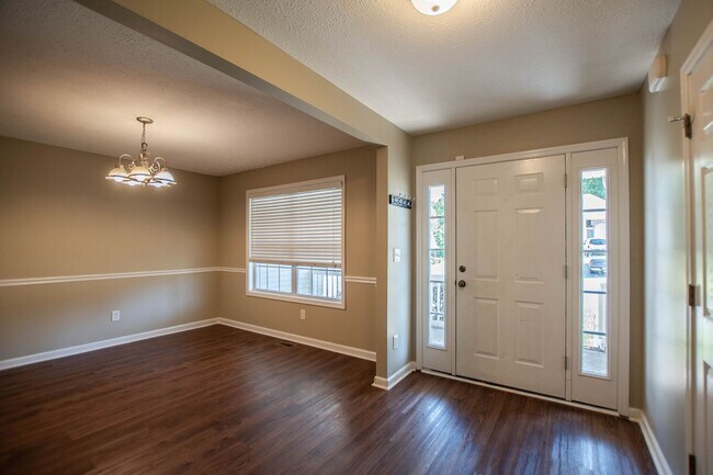 Building Photo - Four Bedroom with Bonus!