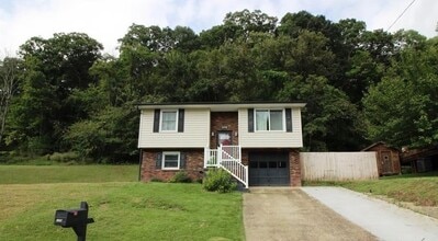 Building Photo - Beautiful Mid Entry Home in a Quiet Neighb...