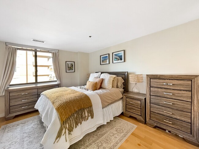 Master Bedroom - 1050 N Taylor St