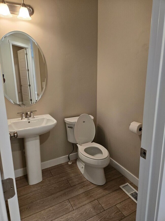 Building Photo - 2422 N Penstemon Wy