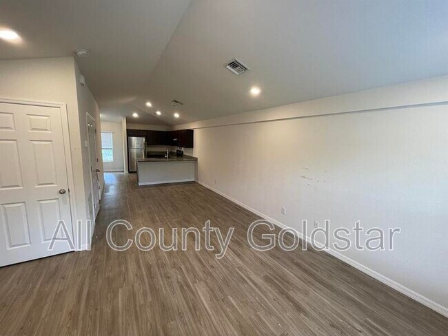 Building Photo - 2084 Hilton St