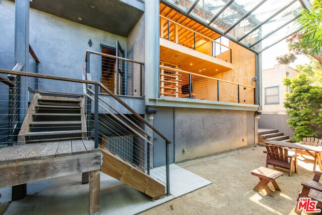 Building Photo - 2460 Beverley Ave