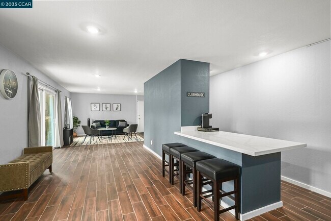 Building Photo - 2560 Walnut Blvd