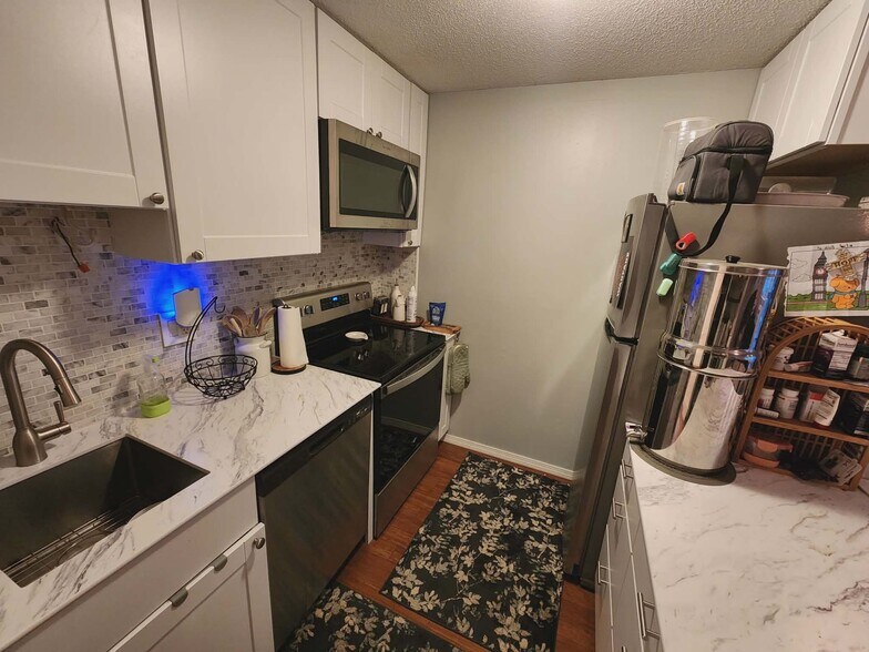 Building Photo - 220 Main St