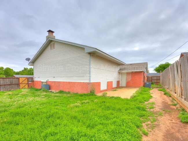 Building Photo - 1802 S Dille Ave