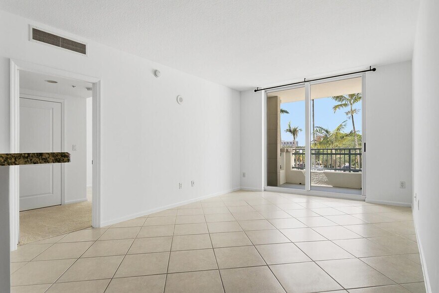Building Photo - 403 S Sapodilla Ave