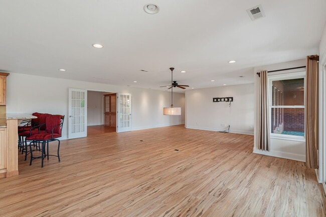 Building Photo - 104 Sunali Ln