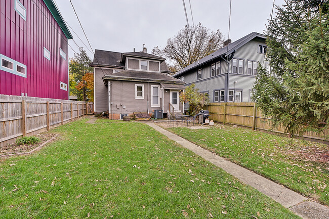 Building Photo - 1612 Pleasant St