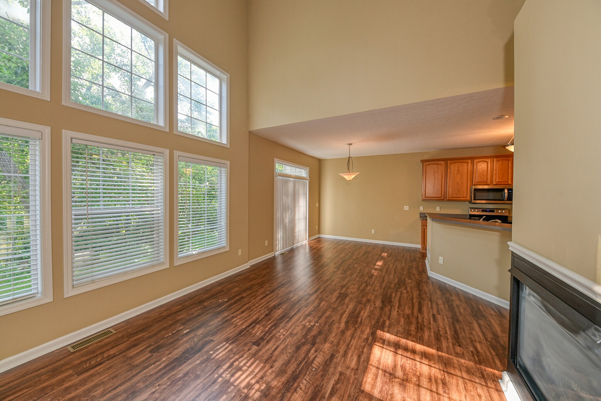 Building Photo - 5845 Crescent Ridge Dr