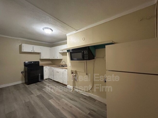 Building Photo - 426 Merrick St