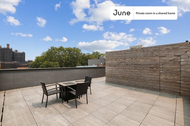 Building Photo - Private bedroom in 5 bed/3 bath Home