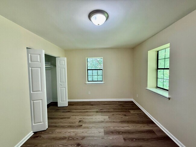 Building Photo - Two bedroom, 1.5 bath apartment home at Ha...