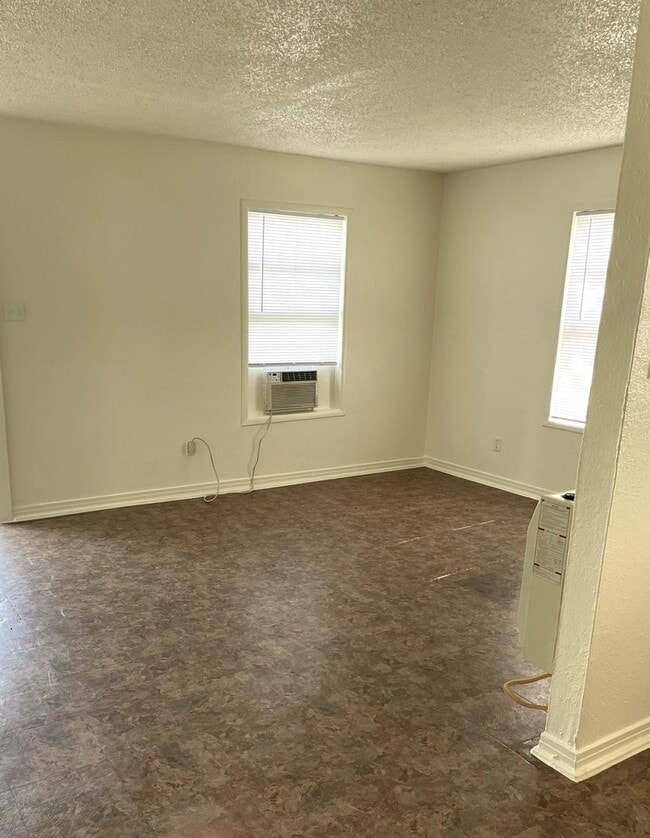 Building Photo - Available Now 1 BR, 1 BA Duplex $700/mo