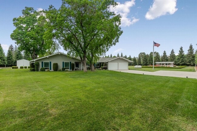 Building Photo - 4 Bedroom North Clovis Ranch on 3+ Acres