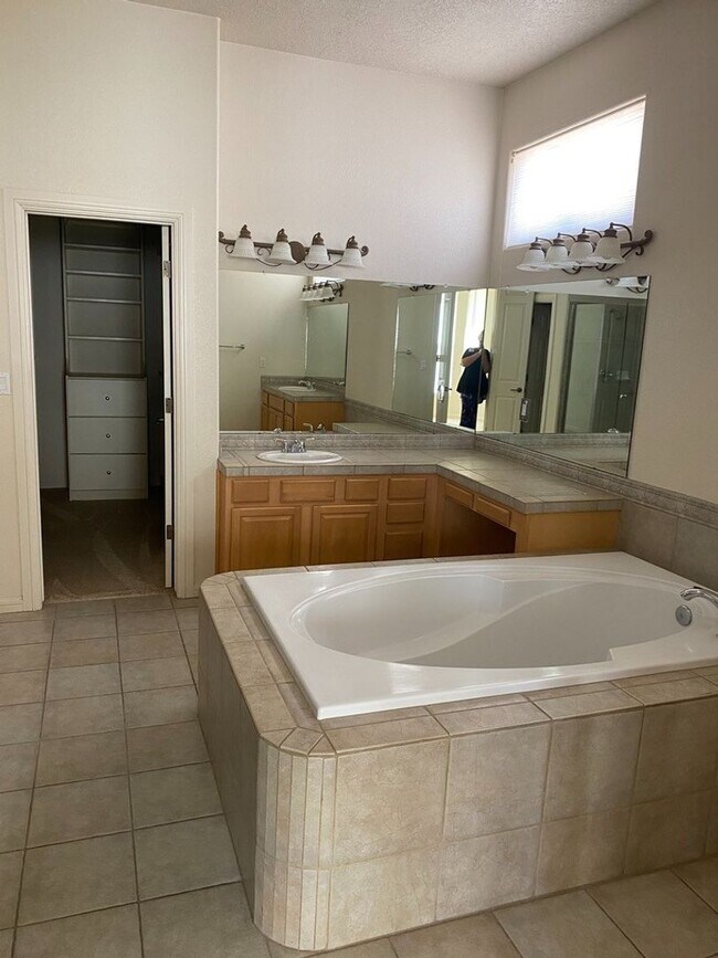 Building Photo - Beautiful 4 bedroom 3.75 bath in gated com...
