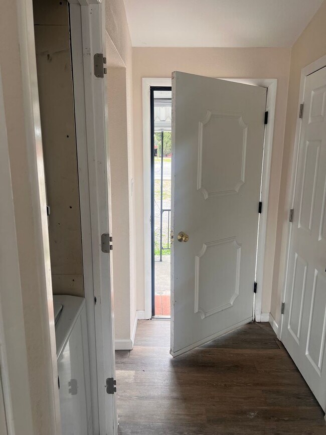 Building Photo - Holiday Move in Special  - $500 Off Rent!!!! 3 bedroom, 1 Bath home - Rare find with a large back...