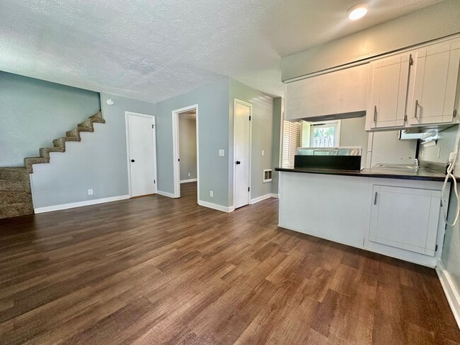 Building Photo - Cozy 2 bedroom Duplex!