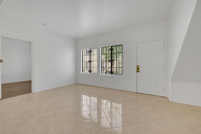 Building Photo - 2 bedroom Townhouse