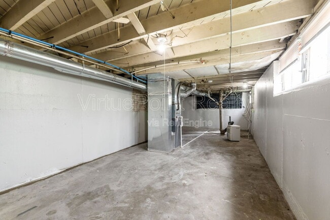 Building Photo - 390 S Powell Ave