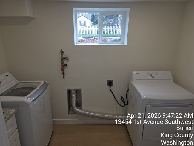 Building Photo - Burien Newly remodeled home - 3 bedrooms 2 bathrooms - A must see - available NOW