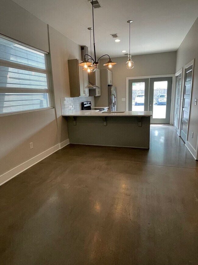 Building Photo - Incredible 2 Bedroom 2.5 Bath Townhome wit...
