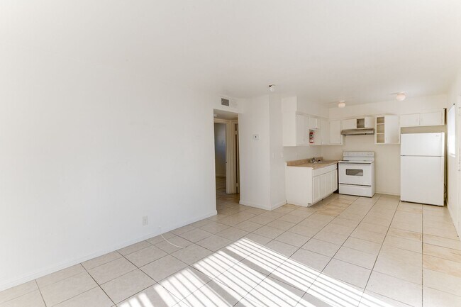 Building Photo - Bright & Spacious 2-Bedroom Upstairs Unit in Central Las Vegas!