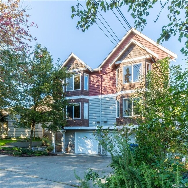 Primary Photo - 3 bd 3 bath townhouse close to SPU
