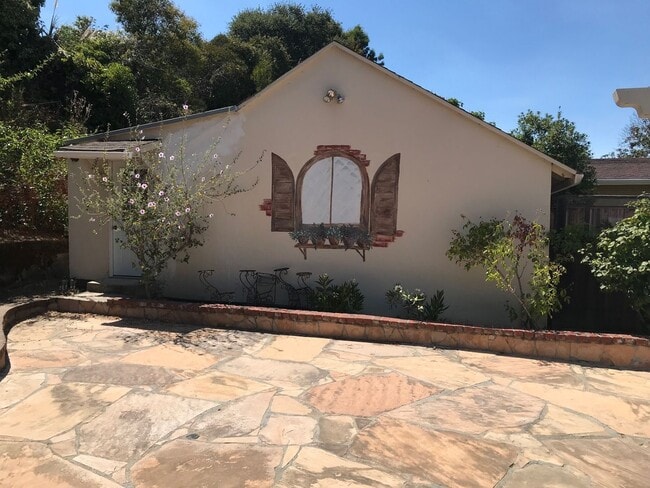 Building Photo - Indoor/outdoor living, spacious 4/2 on a quiet street in Mills Estates