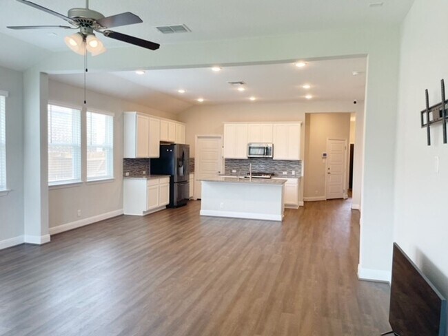 Building Photo - This stunning, 4BED/2BATH, well maintained...