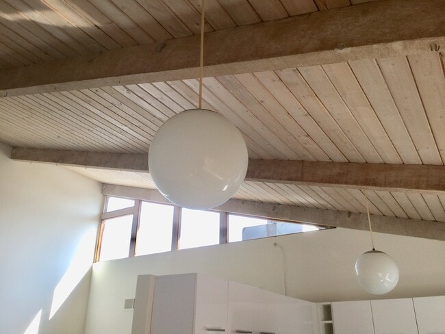 Building Photo - 2493 1/2 S Barrington Ave