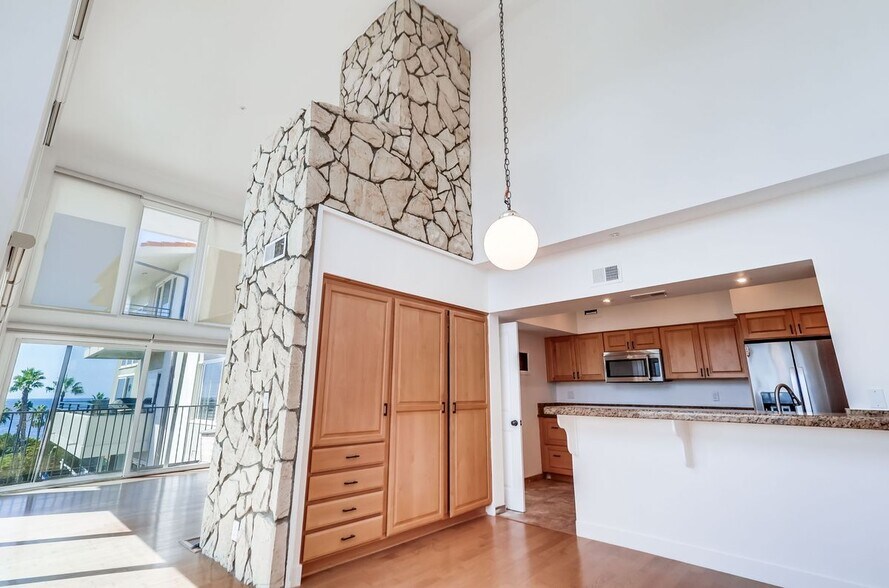Building Photo - 230 S Catalina Ave
