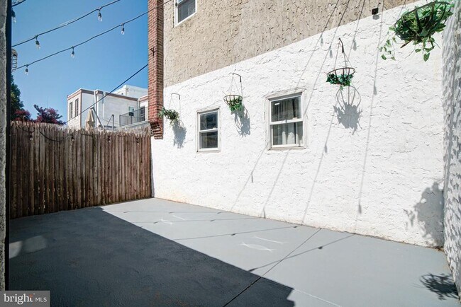 Building Photo - 2353 E York St