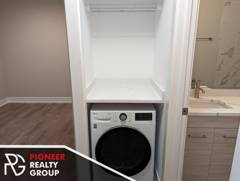 Building Photo - 511 W Barry Ave