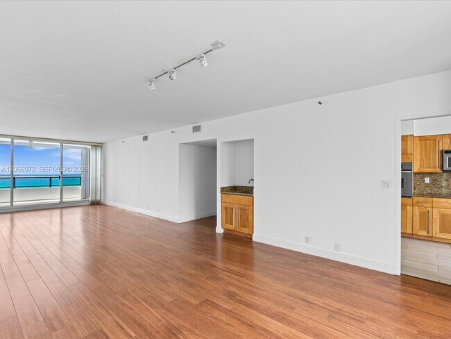 Building Photo - 1541 Brickell Ave