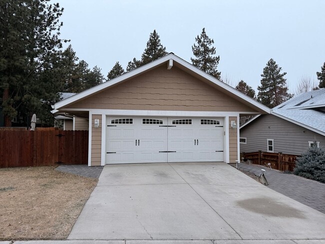 Building Photo - Dual Primary Suite's. 2 Bedroom / 2.5 Bathroom Single Level Home in NE Bend - PENDING APPLICATION