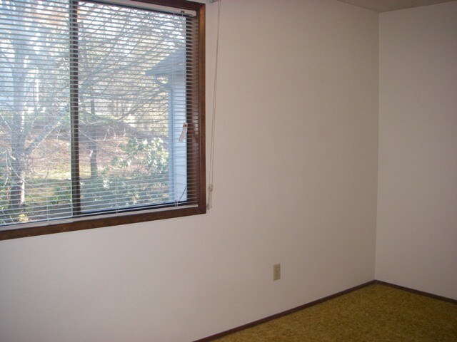 Building Photo - (379) Glenridge Dr. - 2 Bedroom / 1.5 Bathroom - Townhome Duplex