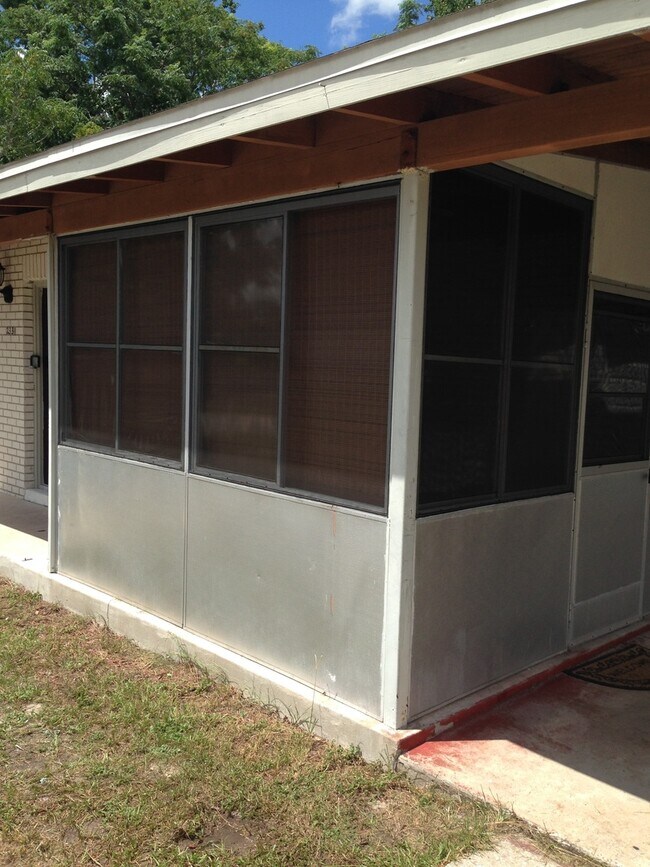 Building Photo - 3 Bed 1 Bath Home | Single Car Garage and ...