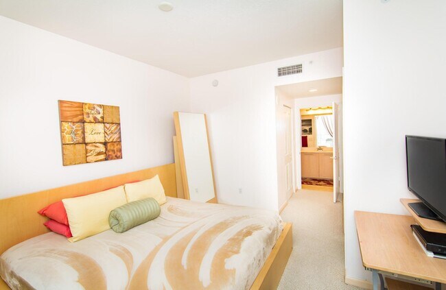 Building Photo - 511 SE 5 Ave