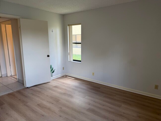 Building Photo - 4692 Lucerne Lakes Blvd E
