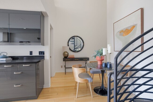 Building Photo - Stunning Two Bedroom Condo in Prime Neighborhood - Please Contact for Showing Availability!