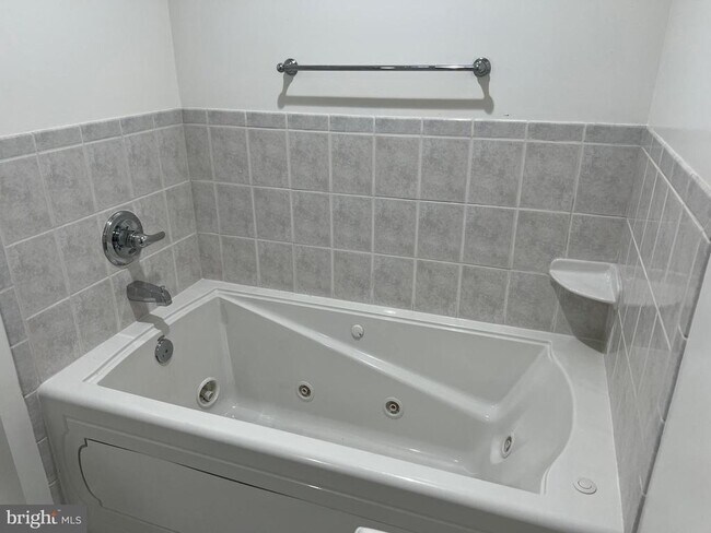 Building Photo - 9502 Tregaron Pl