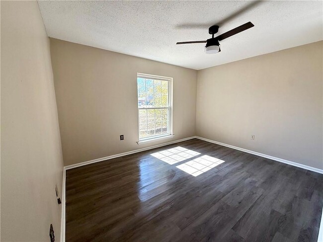 Building Photo - 450 Lenwood Dr