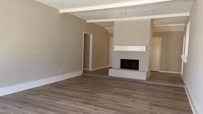 Building Photo - 2218 Woodland Park Dr