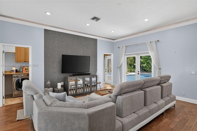 Building Photo - 542 N Cypress Dr